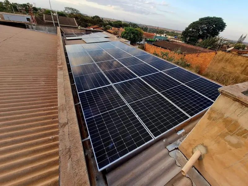 Painéis solares instalados em cobertura