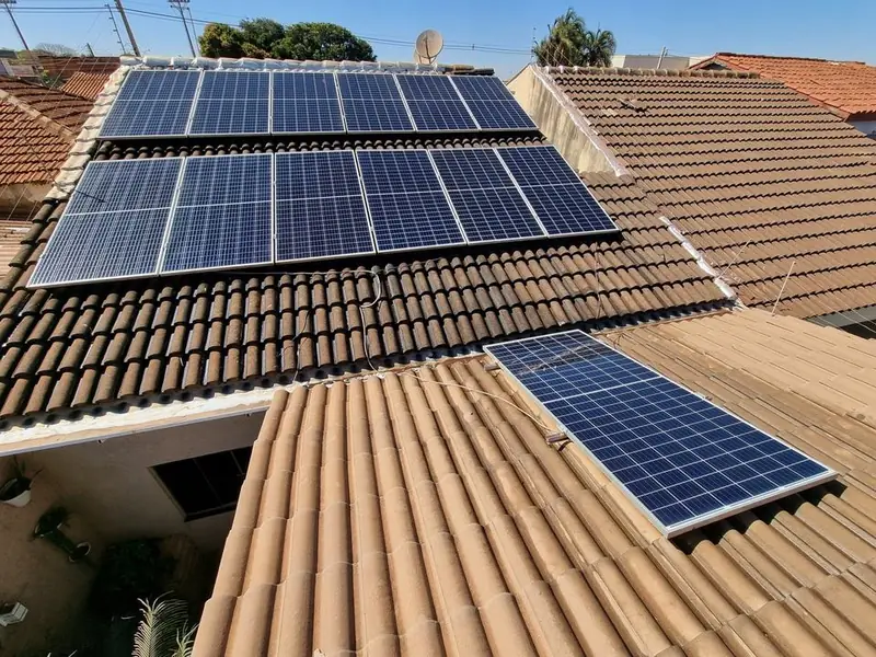 Painéis solares instalados em telhado de cerâmica